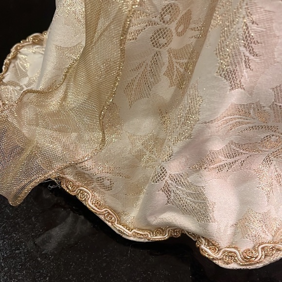 13 inch Regal Porcelain Angel - White & Cream - Picture 14 of 16